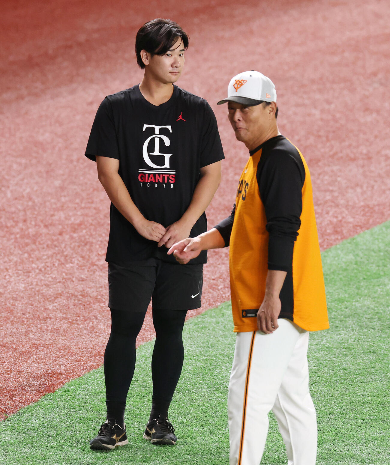 CS前日練習で調整する巨人井上温大（左）と橋上秀樹監督代行（撮影・宮地輝）
