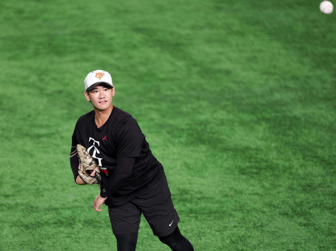 キャッチボールする巨人井上温大（撮影・宮地輝）