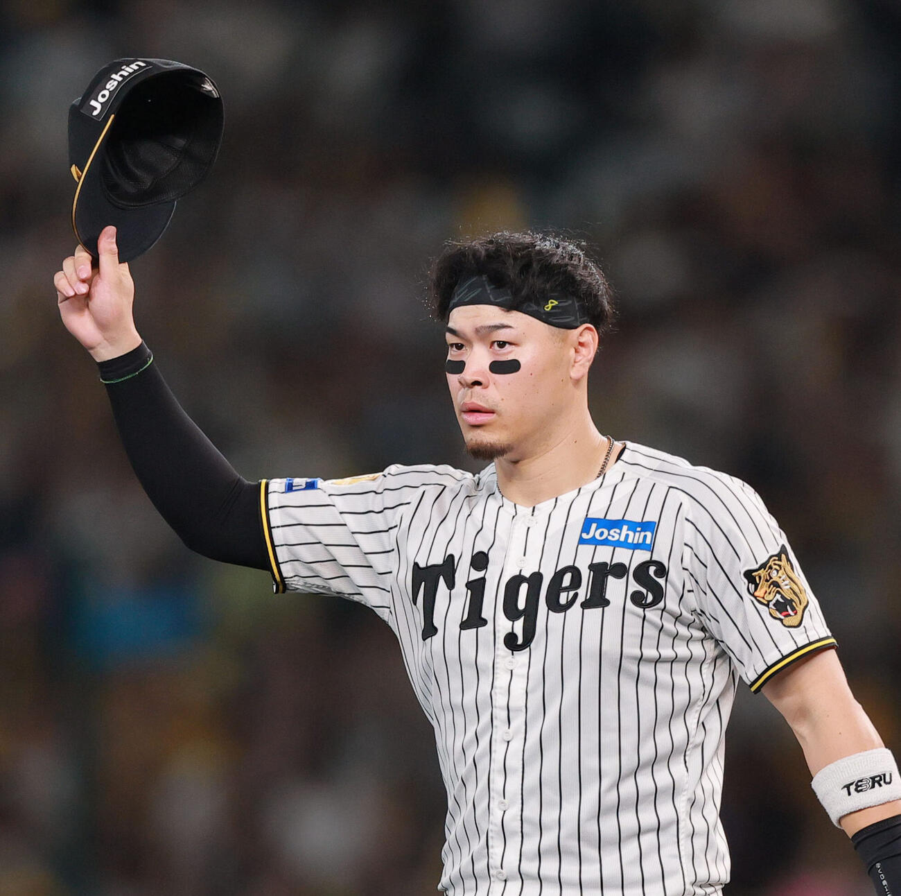 阪神対ヤクルト　8回裏に2点本塁打を放った佐藤輝明は攻守交代で守備位置に就きファンの声援に応える（撮影・上山淳一）　＃2026年9月30日、甲子園球場、セ・リーグ24回戦
