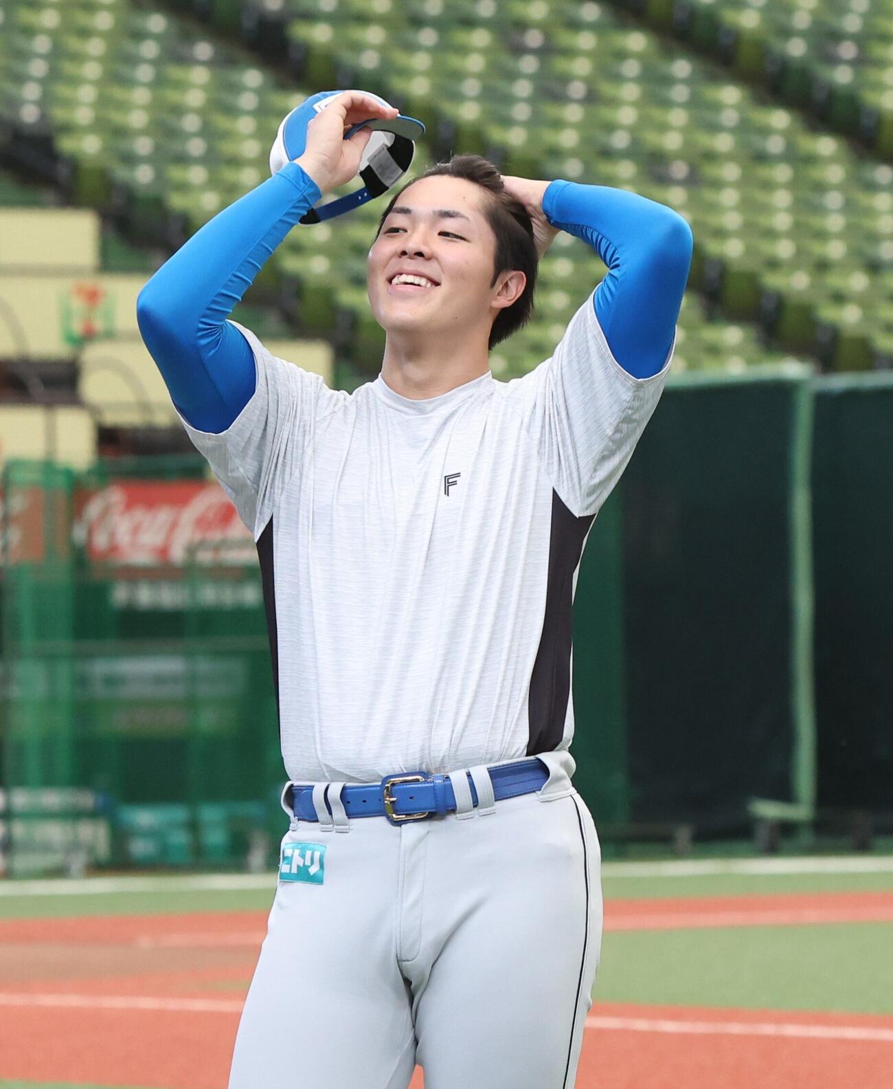 練習前、笑顔の日本ハム柴田獅子（撮影・黒川智章）