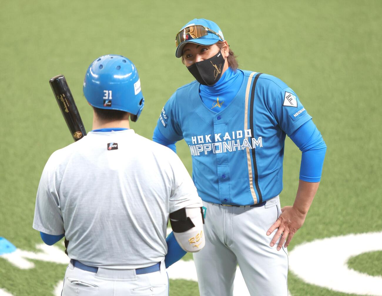 柴田獅子（左）と話す日本ハム新庄剛志監督（撮影・黒川智章）