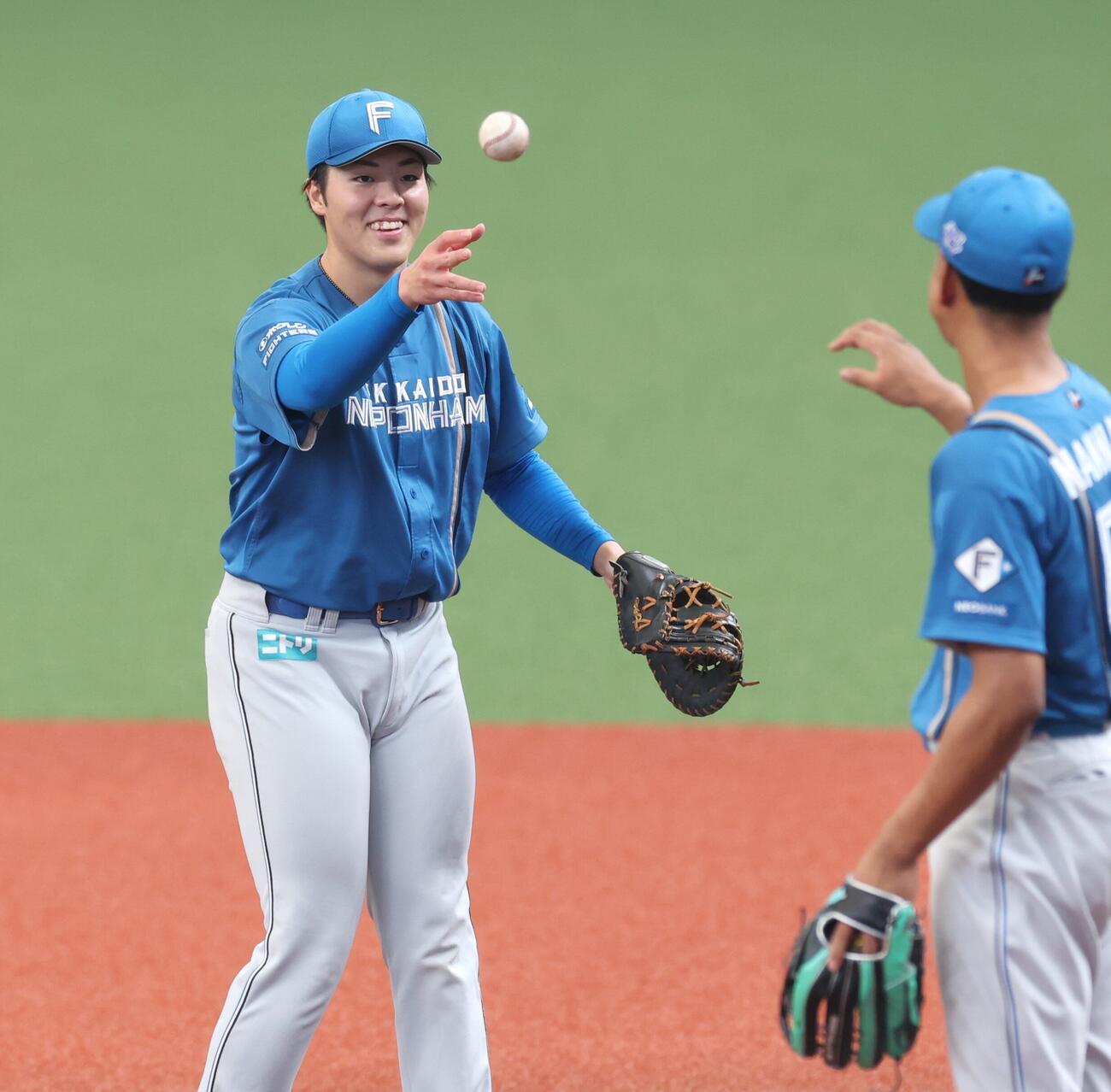 守備練習中、笑顔の日本ハム柴田獅子（撮影・黒川智章）