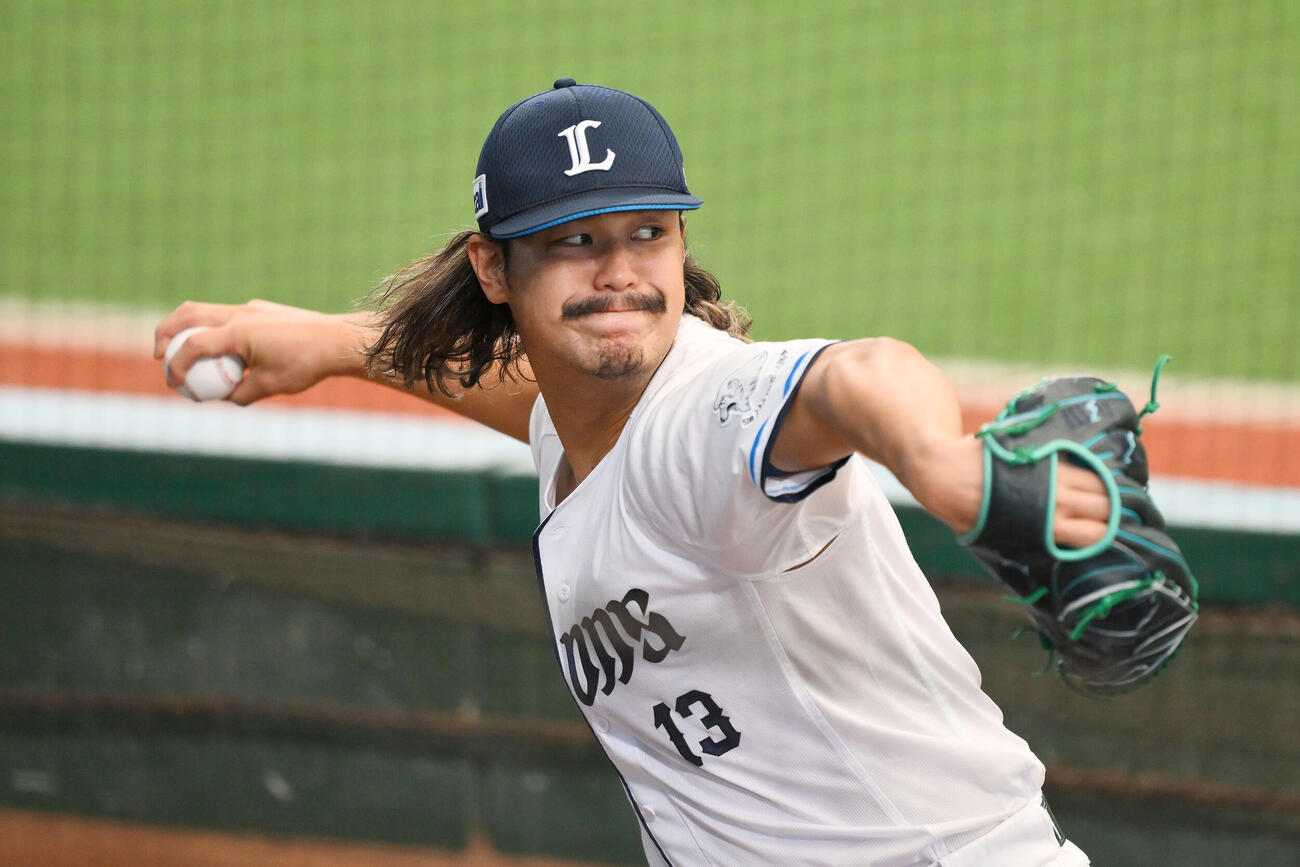 前日練習のブルペンで調整する西武高橋光成（撮影・滝沢徹郎）