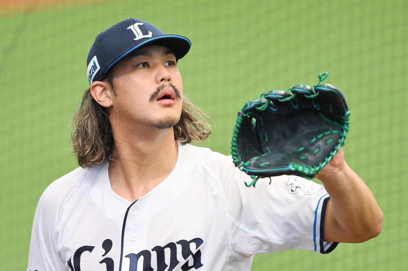 前日練習のブルペンで調整する西武高橋光成（撮影・滝沢徹郎）