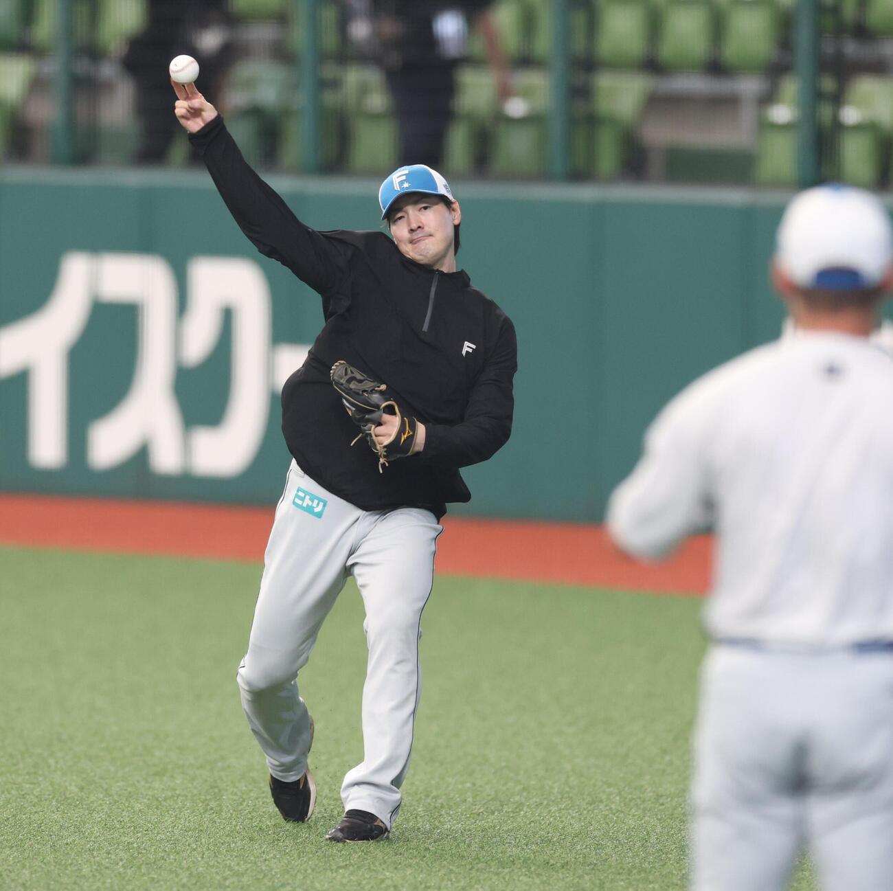 キャッチボールする日本ハム有原航平（撮影・黒川智章）
