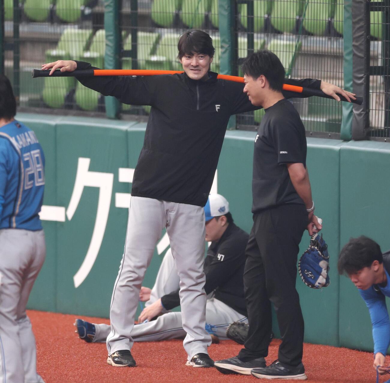 笑顔でフィジカルトレーニングする日本ハム有原航平（撮影・黒川智章）