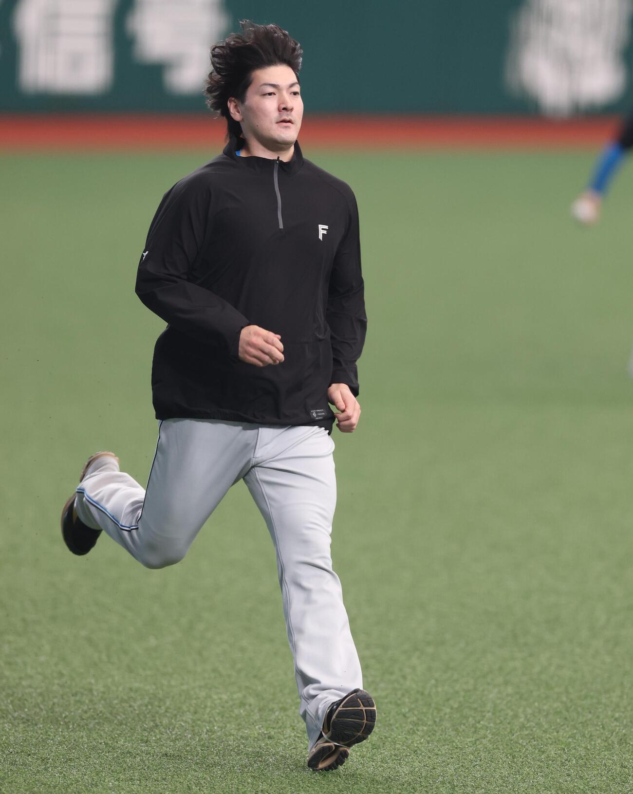 ダッシュする日本ハム有原航平（撮影・黒川智章）