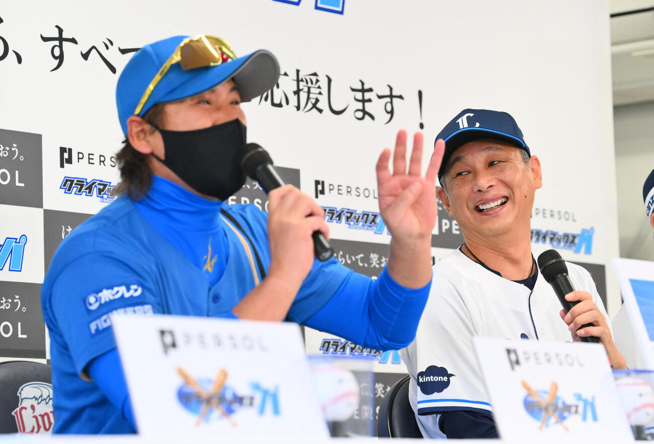 前日会見で西武西口文也監督（右）は日本ハム新庄剛志監督を見つめる（撮影・滝沢徹郎）