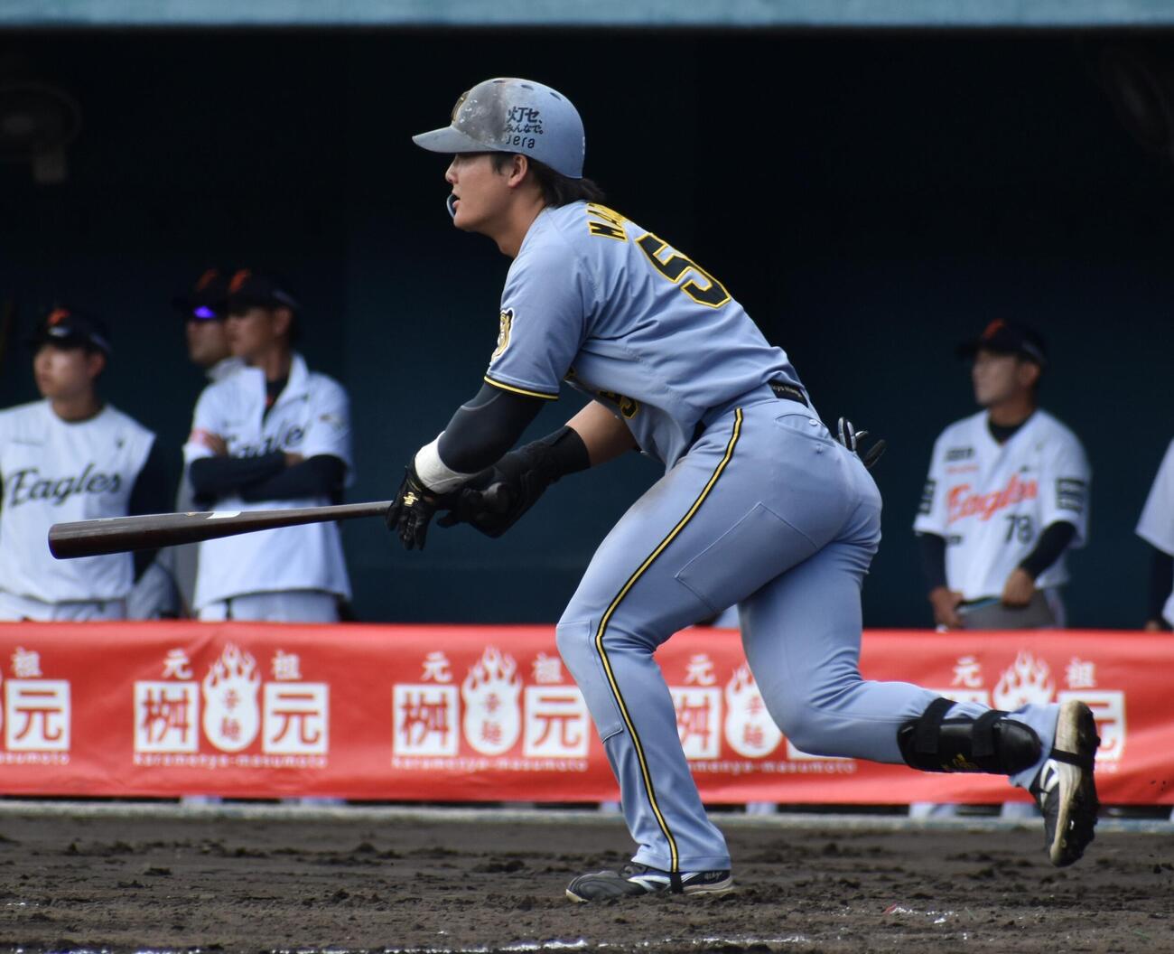 阪神対韓国ハンファ　3回1死一塁、右前打を放つ前川