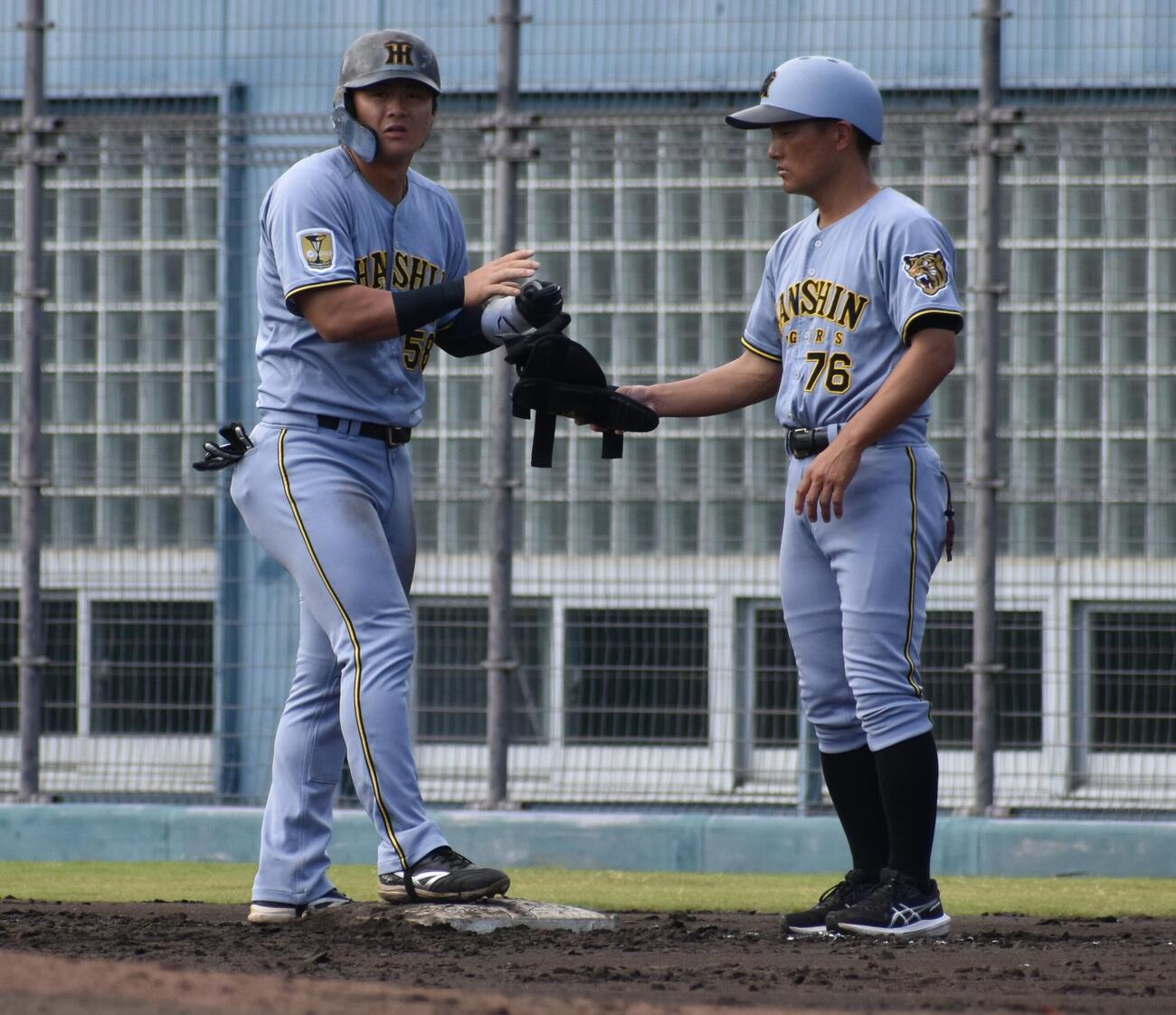阪神対韓国ハンファ　3回1死一塁、右前打を放った前川