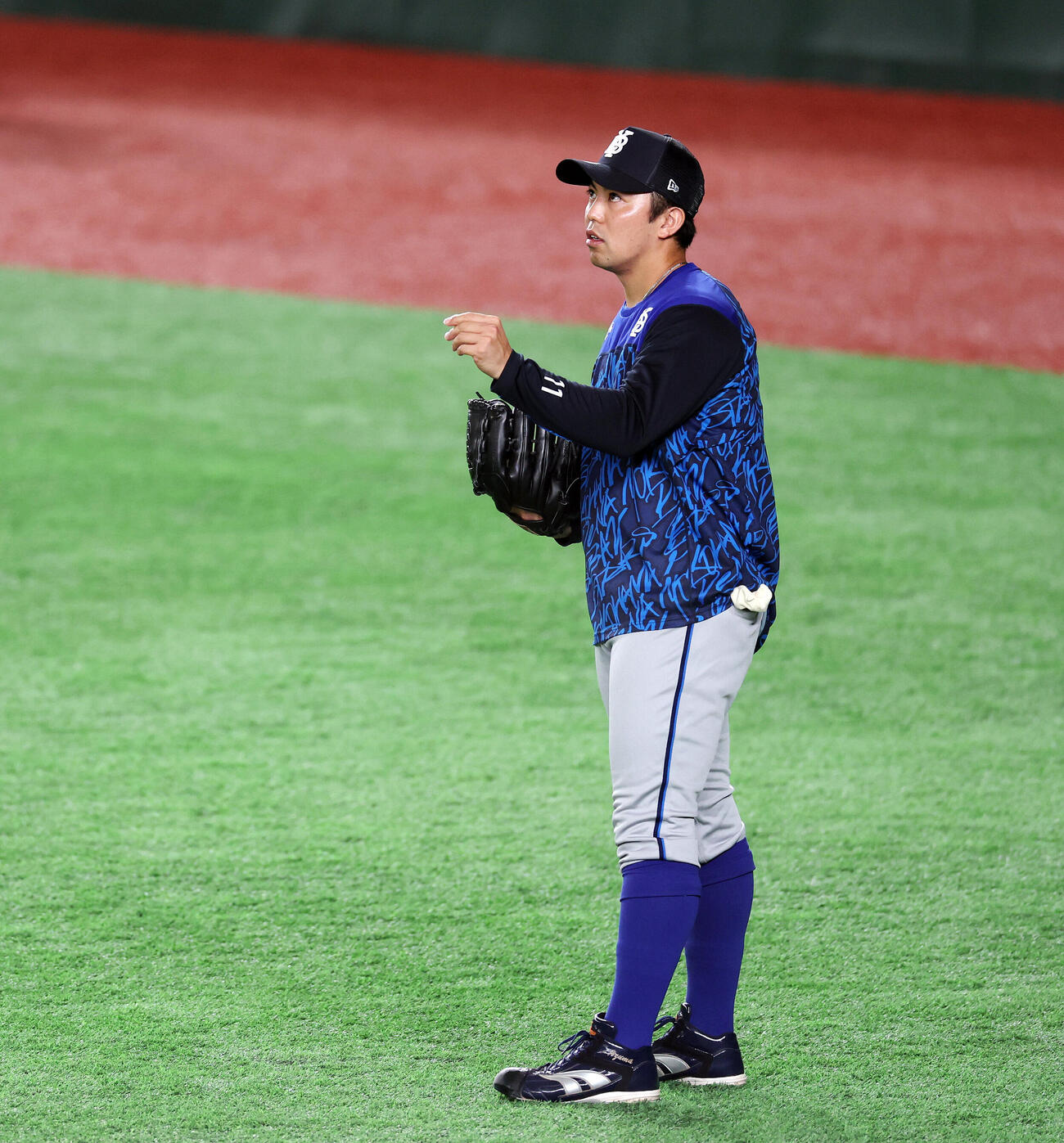 CS前日練習で調整するDeNA東克樹（撮影・宮地輝）