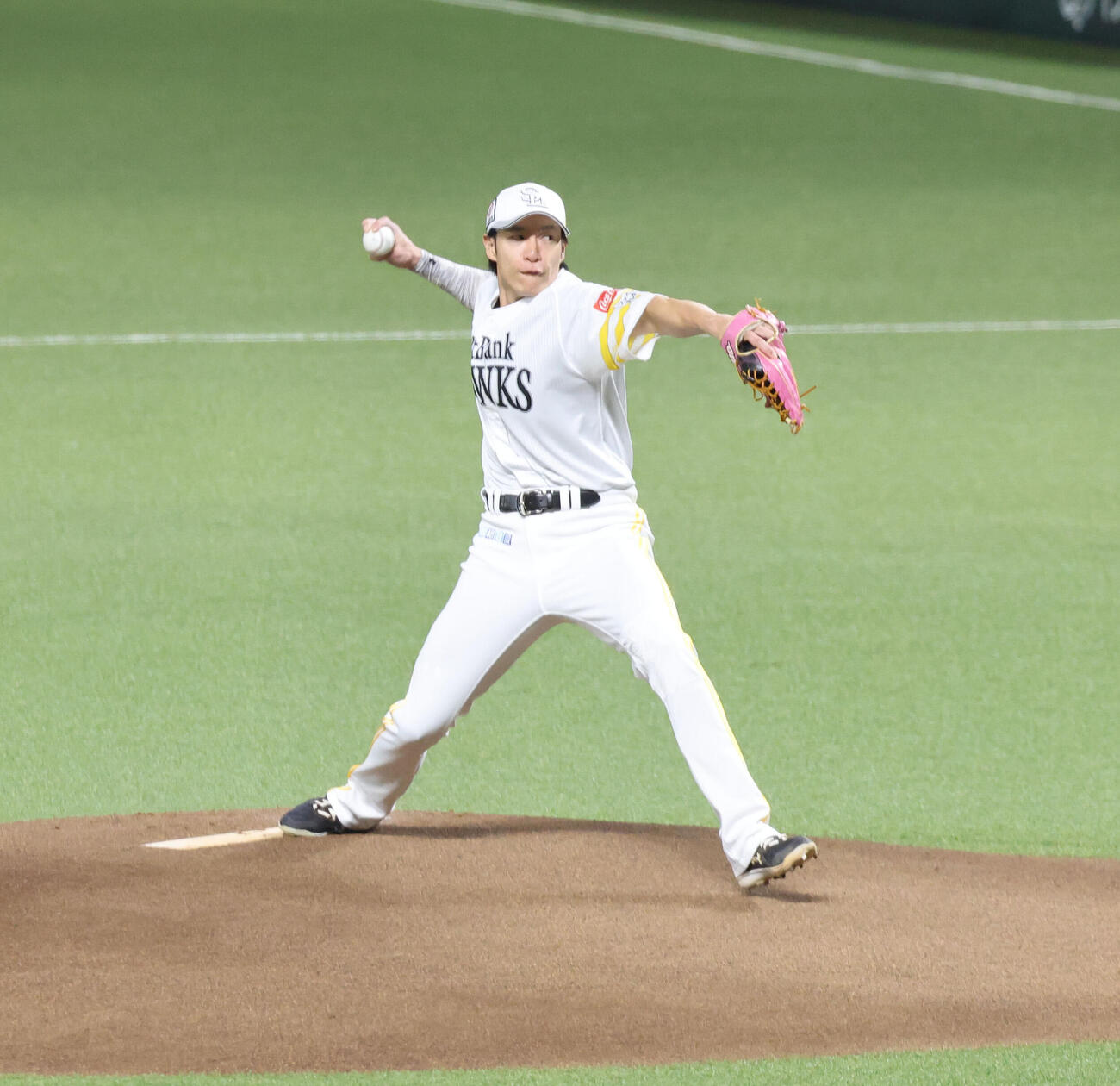 マウンドから1球だけ投球するソフトバンク柳田悠岐（撮影・梅根麻紀）