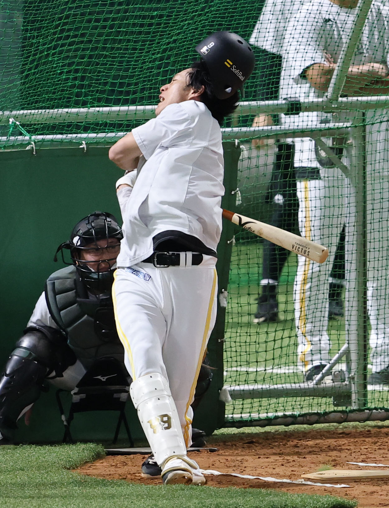 打撃練習でヘルメットを飛ばすソフトバンク柳田悠岐（撮影・梅根麻紀）