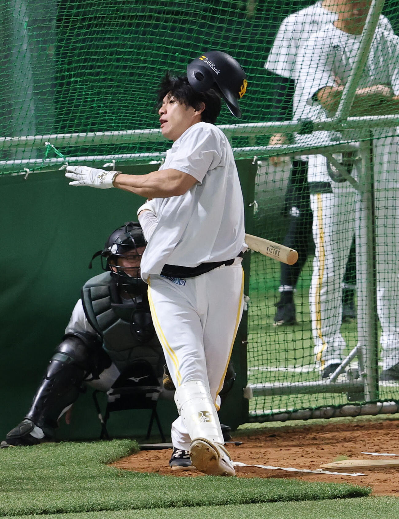 打撃練習でヘルメットを飛ばすソフトバンク柳田悠岐（撮影・梅根麻紀）