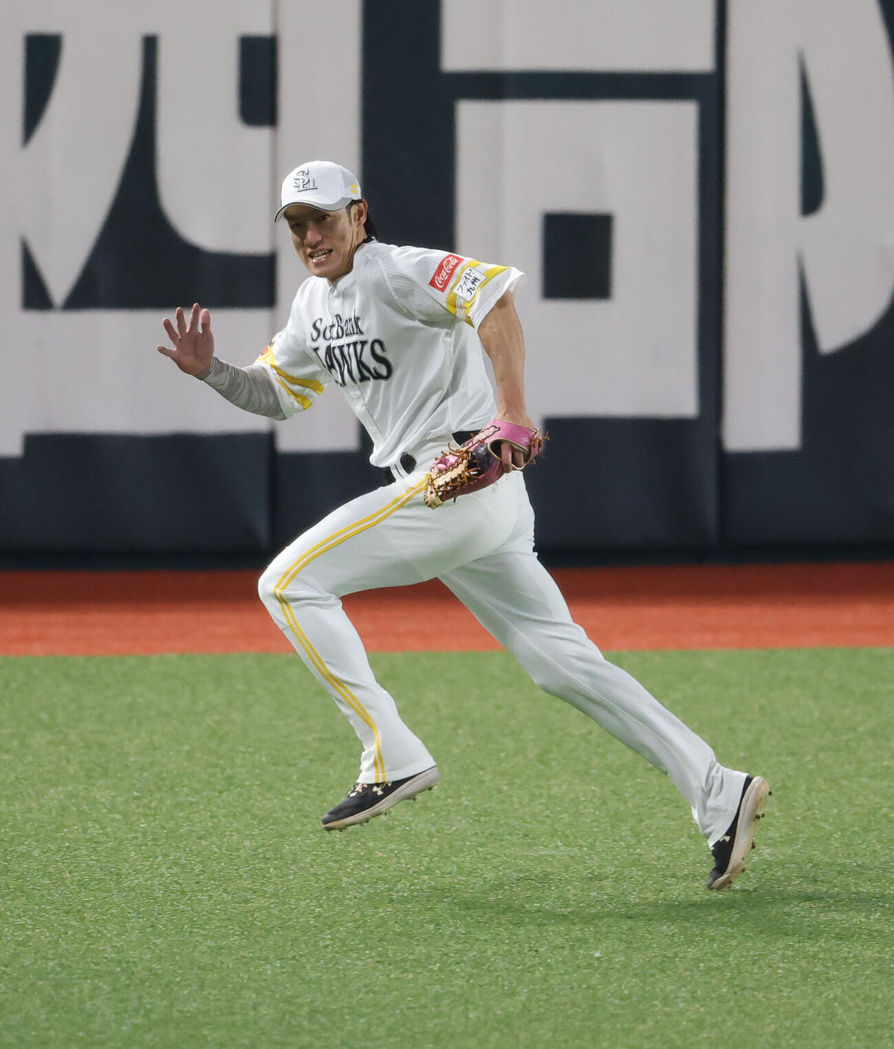 守備練習で軽快な動きを見せるソフトバンク柳田悠岐（撮影・梅根麻紀）