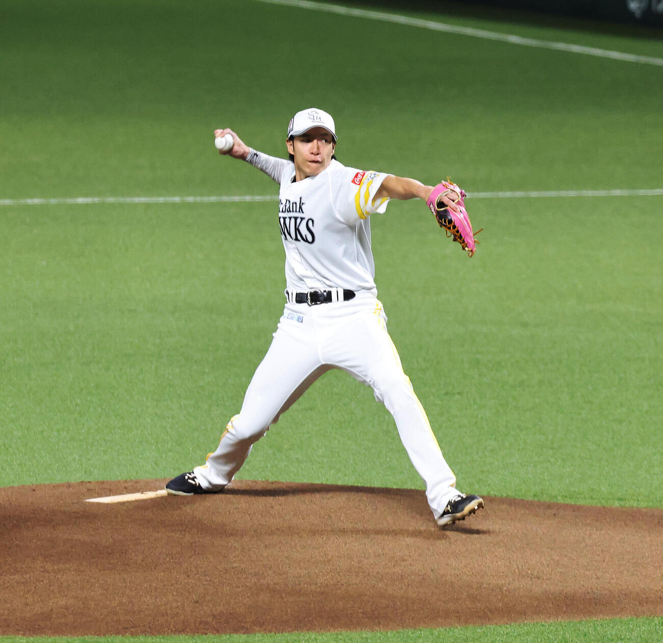 マウンドから1球だけ投球するソフトバンク柳田悠岐（撮影・梅根麻紀）