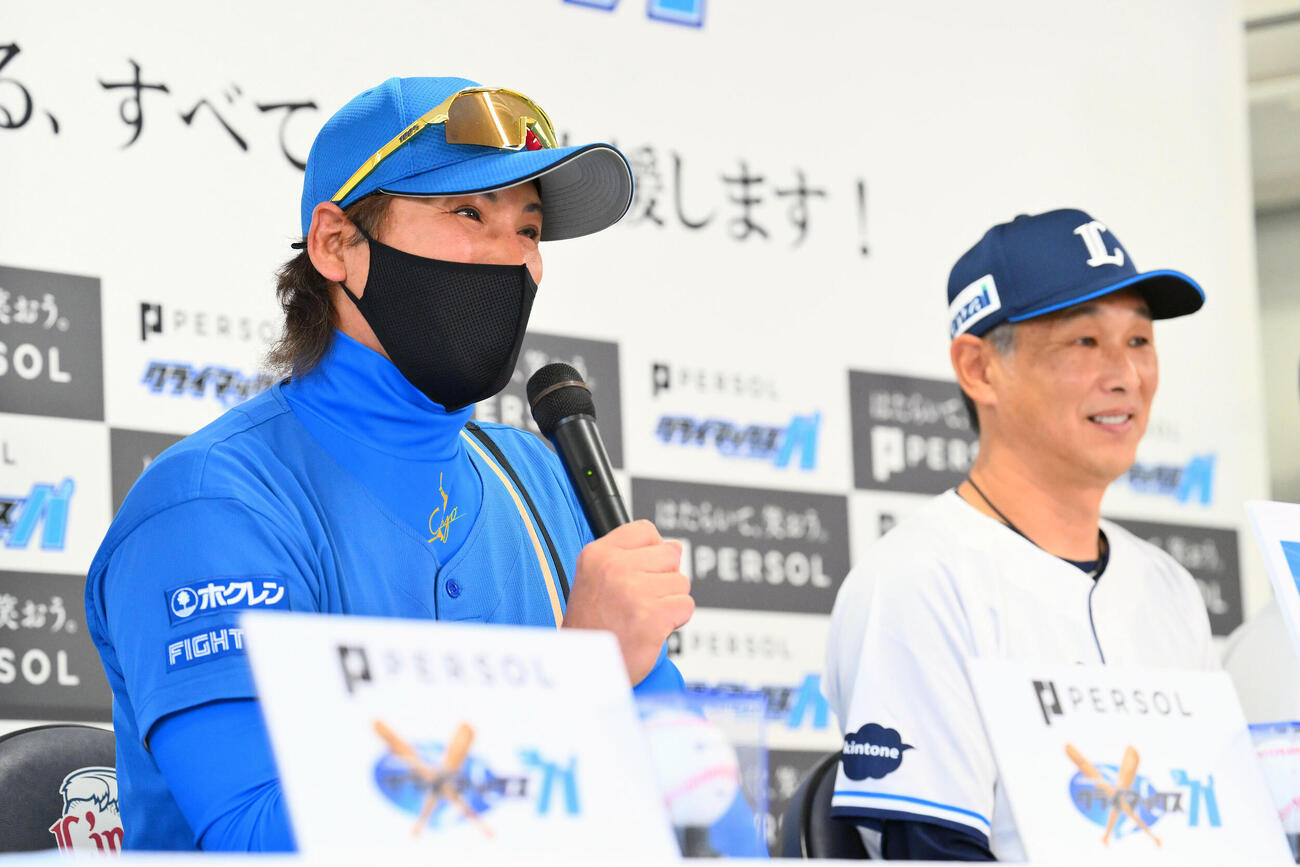前日会見で話す日本ハム新庄剛志監督。右は西武西口文也監督（撮影・滝沢徹郎）