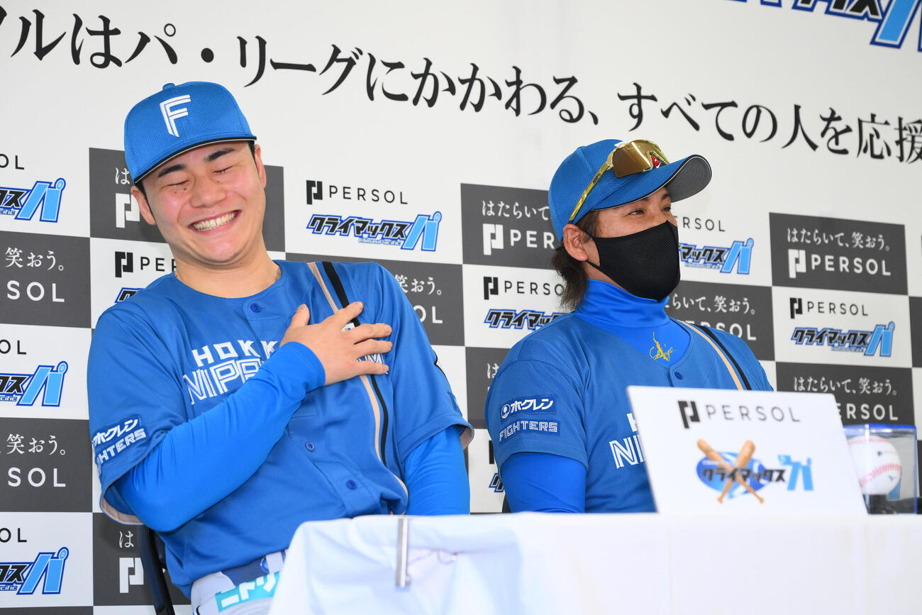 前日会見で日本ハム清宮幸太郎（左）は新庄剛志監督につっこまれる（撮影・滝沢徹郎）