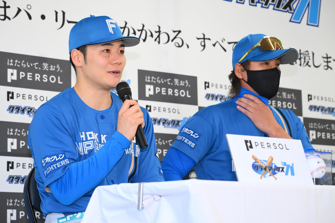 前日会見で話す日本ハム清宮幸太郎（左）と新庄剛志監督（撮影・滝沢徹郎）