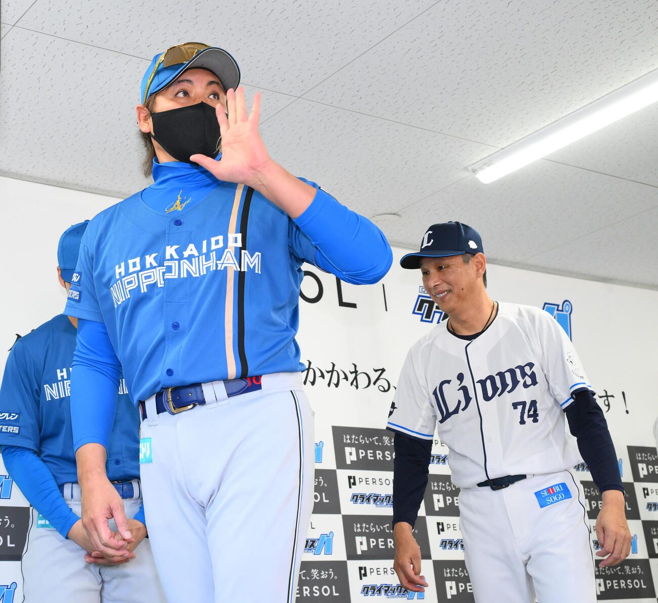 前日会見を終え会場を後にする日本ハム新庄剛志監督（手前）と西武西口文也監督（撮影・滝沢徹郎）