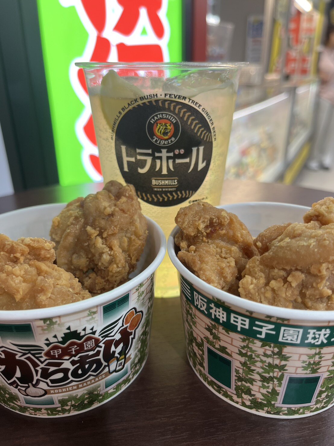 トラボール（奥＝850円・日本一の串かつ横綱・内野2階中央ほか）と甲子園からあげ特（8個）（1250円・甲子園からあげ・内野2階中央ほか）