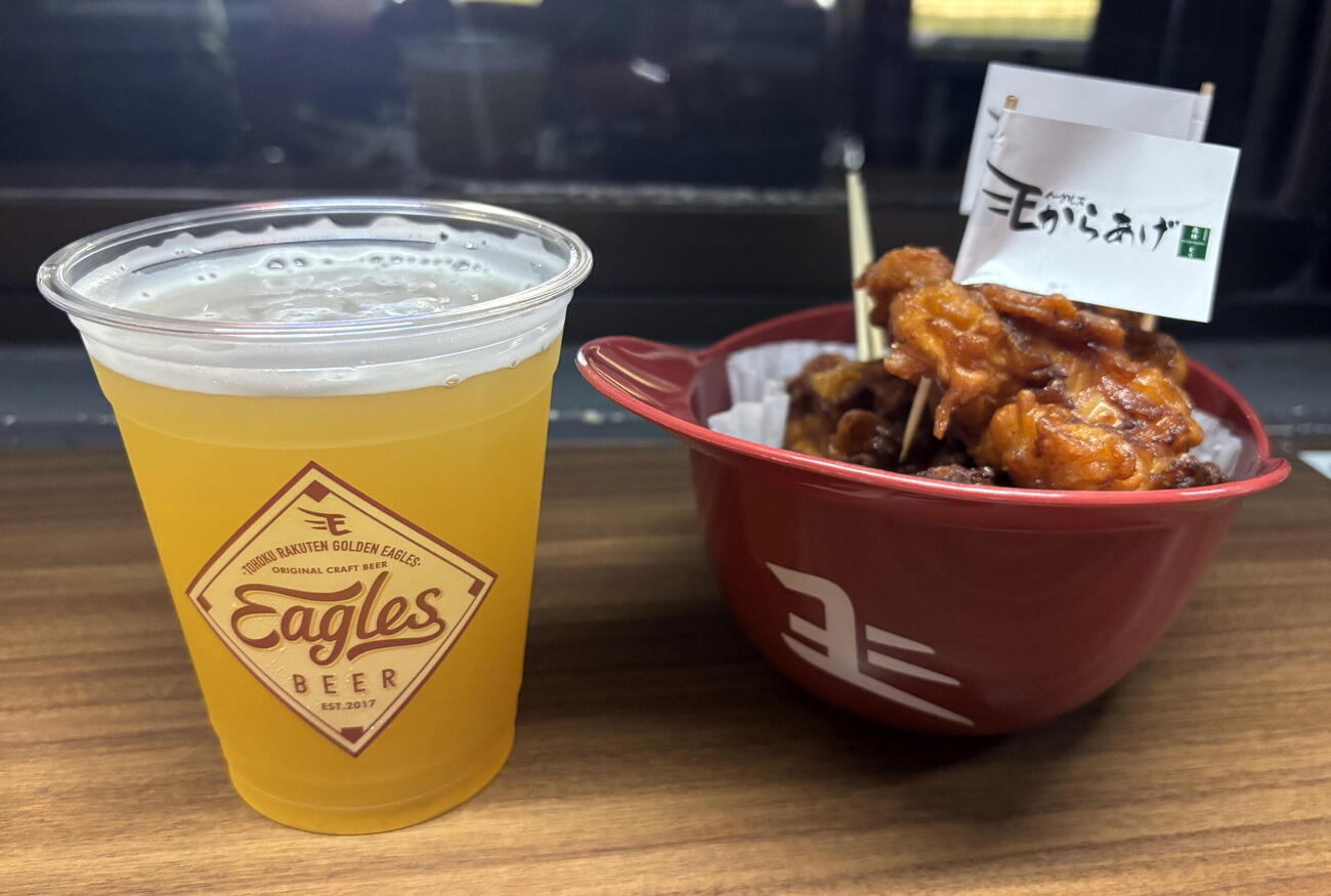 EAGLES BEERプレイボールホワイト（850円、販売場所　EAGLES BEER＆COFFEE）、ヘルメットイーグルスからあげ（1600円、販売場所　イーグルスからあげ）
