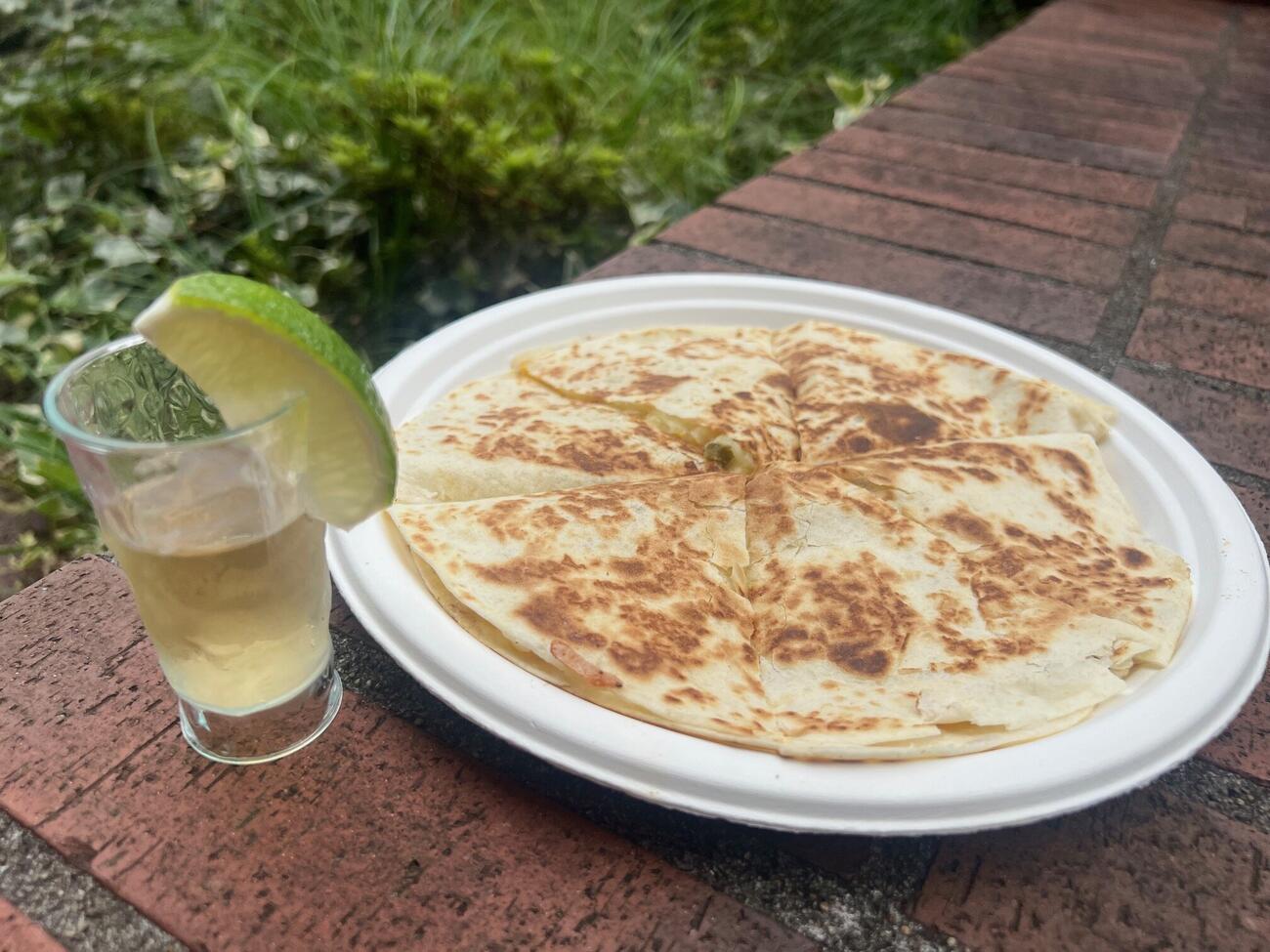 L’sテキーラ（左＝700円・L’s MEXICO・一塁側）とL’sケサディーヤ　ハラペーニョ＆マンゴー（1500円・同）