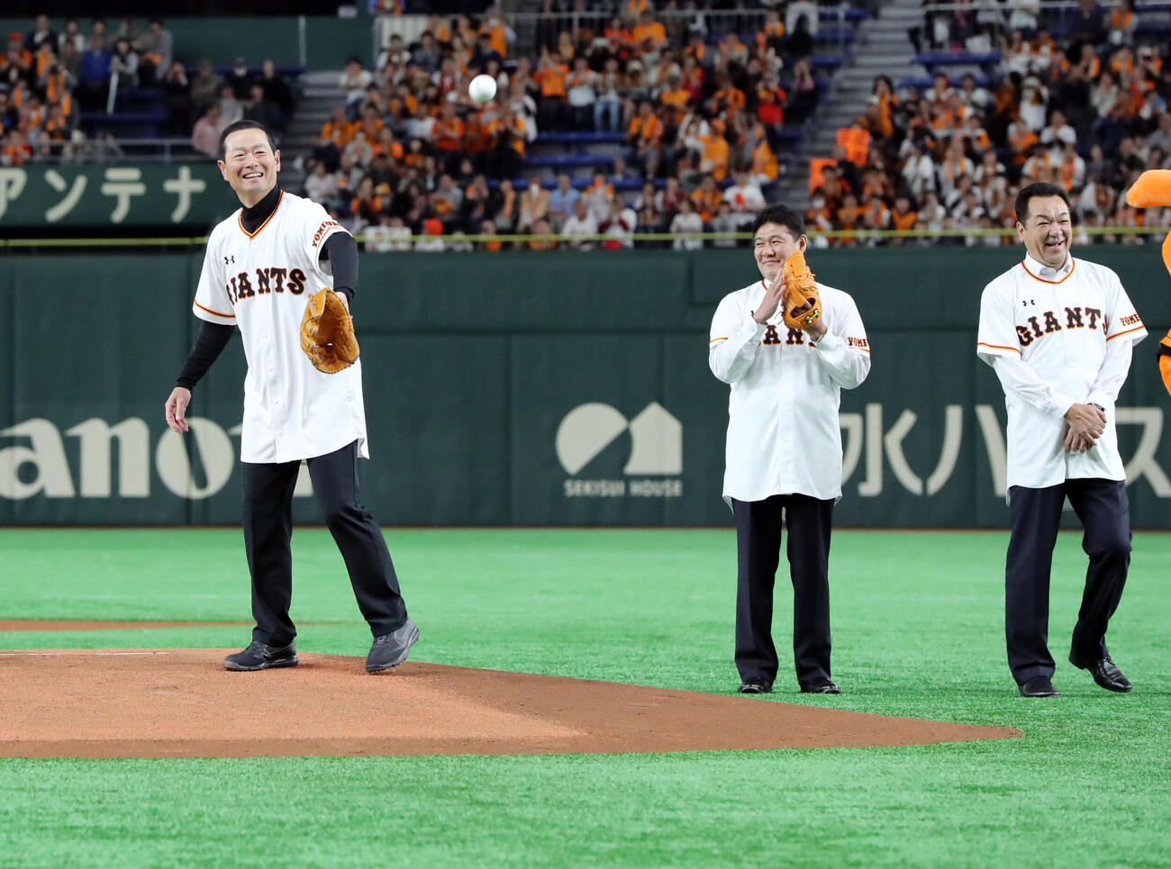 19年4月　巨人対中日　リレー形式の始球式を終え笑顔を見せる平成6年の「10・8決戦」に登板した選手たち。左から桑田真澄氏、斎藤雅樹氏、槙原寛己氏