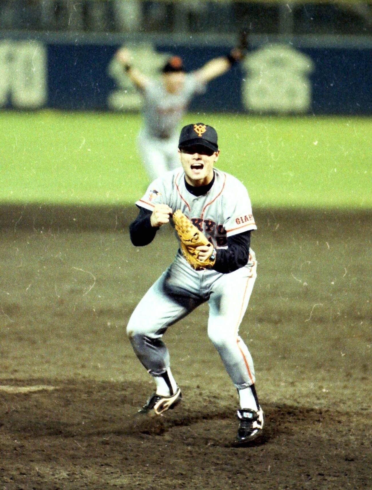 94年10月8日、中日を破り優勝を決め、マウンドで雄たけびを上げる桑田