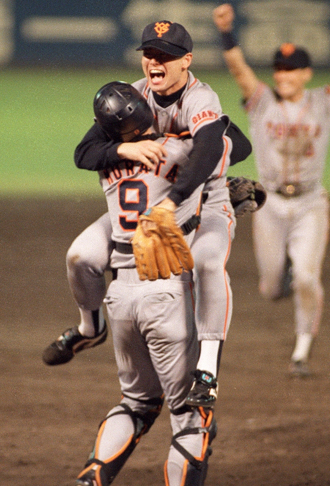 中日対巨人　リーグ優勝を決め捕手の村田真一と抱き合う桑田真澄＝1994年10月8日