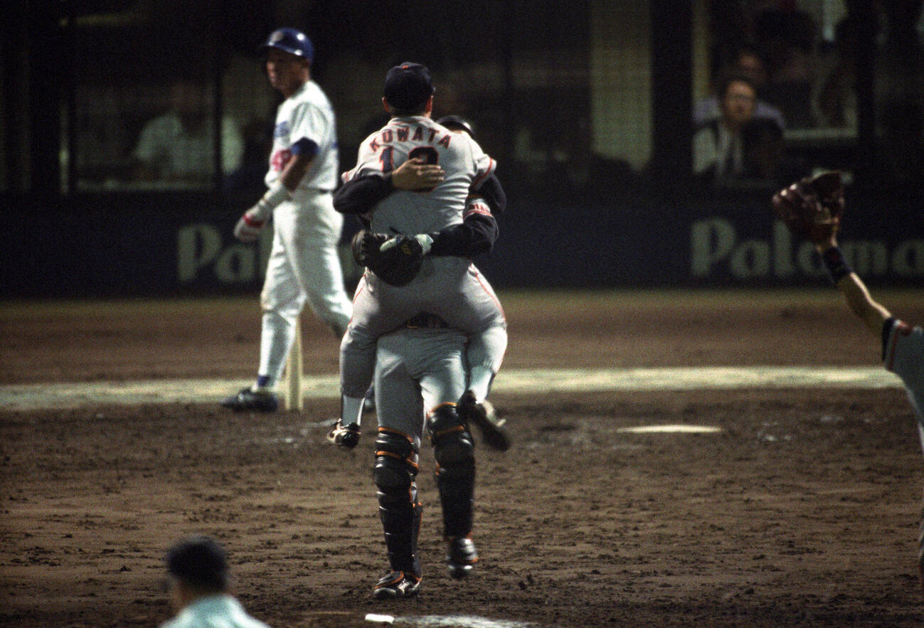 94年10月8日、中日を破りリーグ優勝を決め捕手村田真（奥）と抱き合う巨人桑田