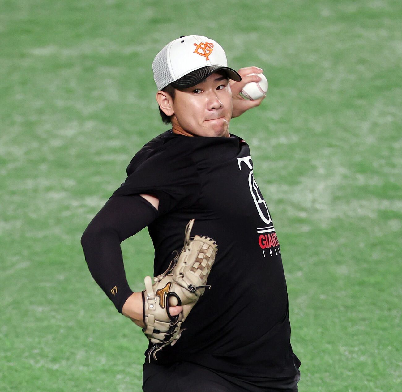 キャッチボールする巨人井上温大（2026年10月9日撮影）