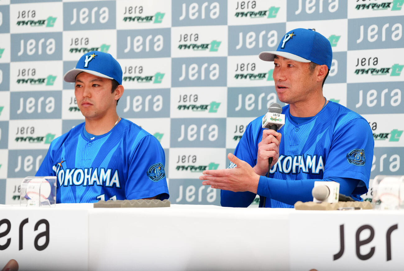 9日、共同記者会見で第1戦の予告先発に東克樹（左）を発表するDeNA相川亮二監督（撮影・鈴木みどり）