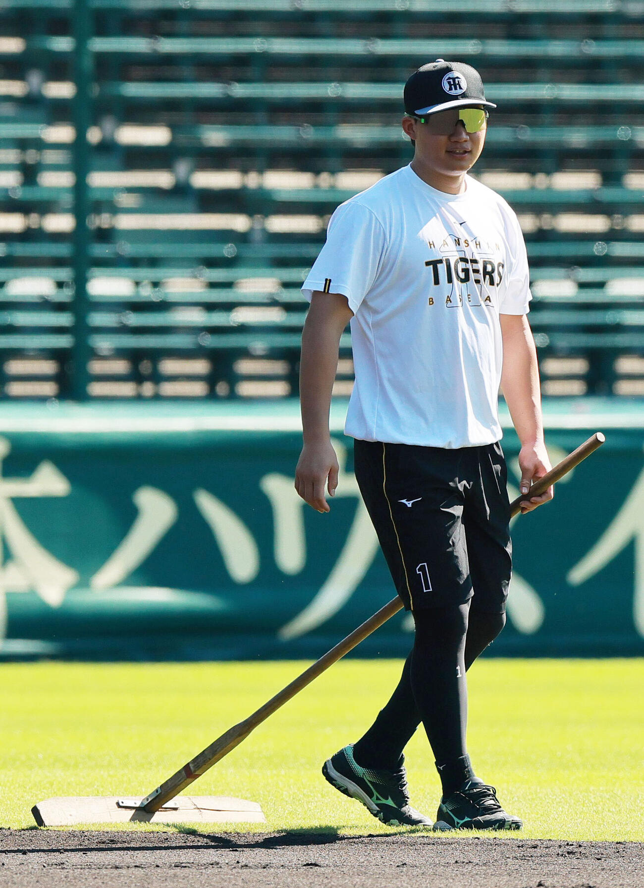 全体練習でグラウンド整備する阪神森下翔太（撮影・上山淳一）
