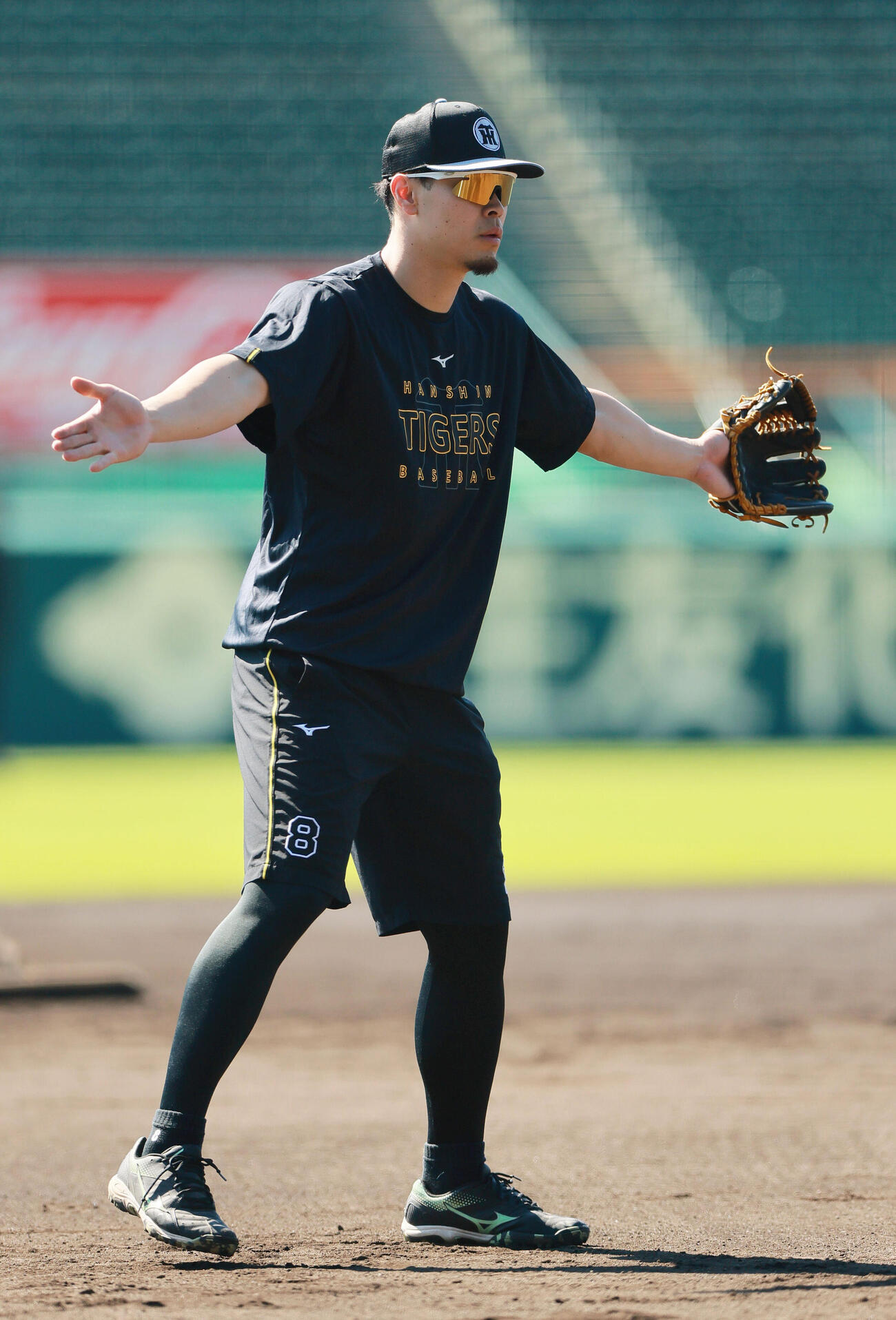 ノックを受ける阪神佐藤輝明（撮影・上山淳一）