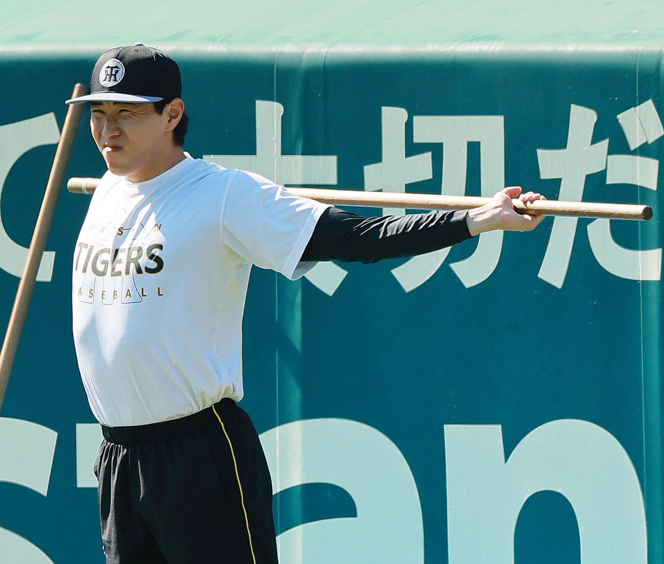 全体練習にトレーニングする阪神工藤泰成（撮影・上山淳一）