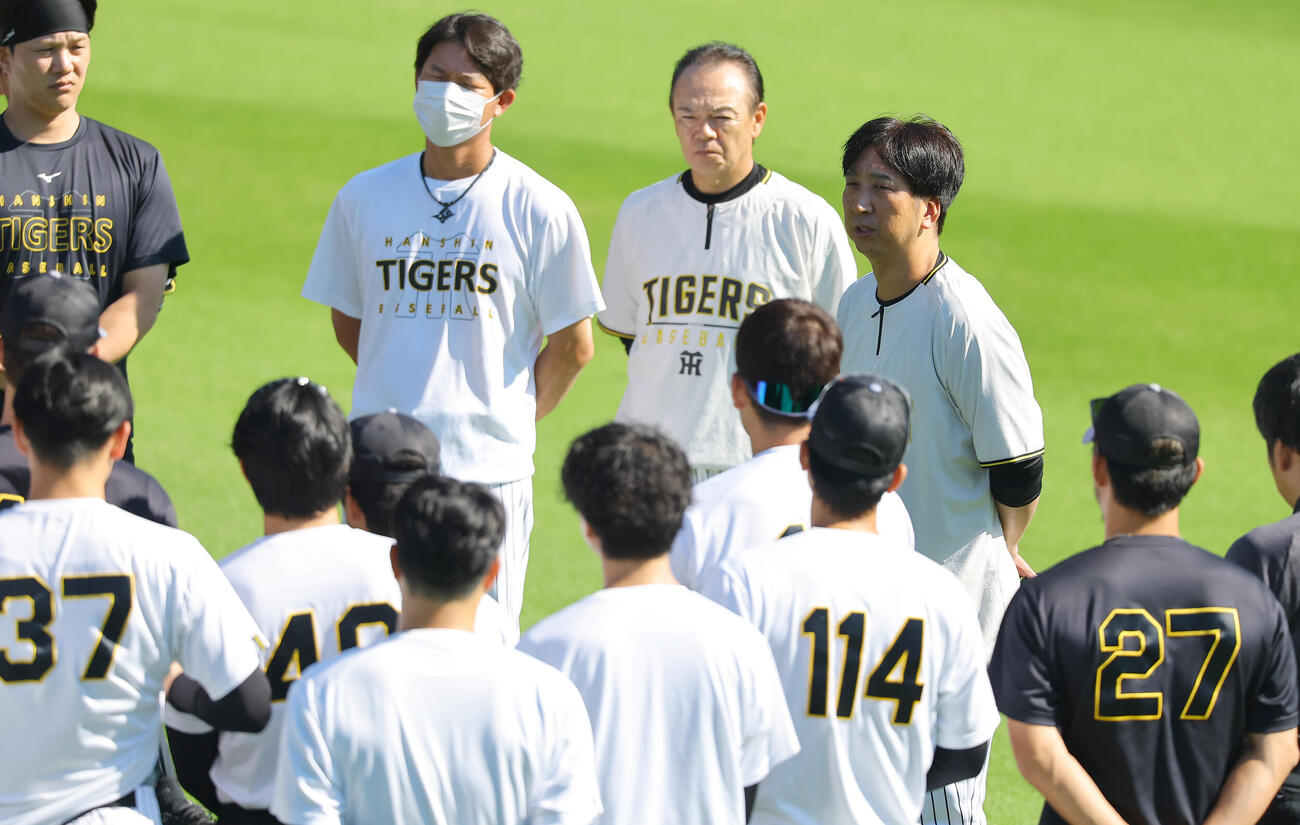 藤川球児監督（右から2人目）は円陣を組んだナインに話をする（撮影・上田博志）