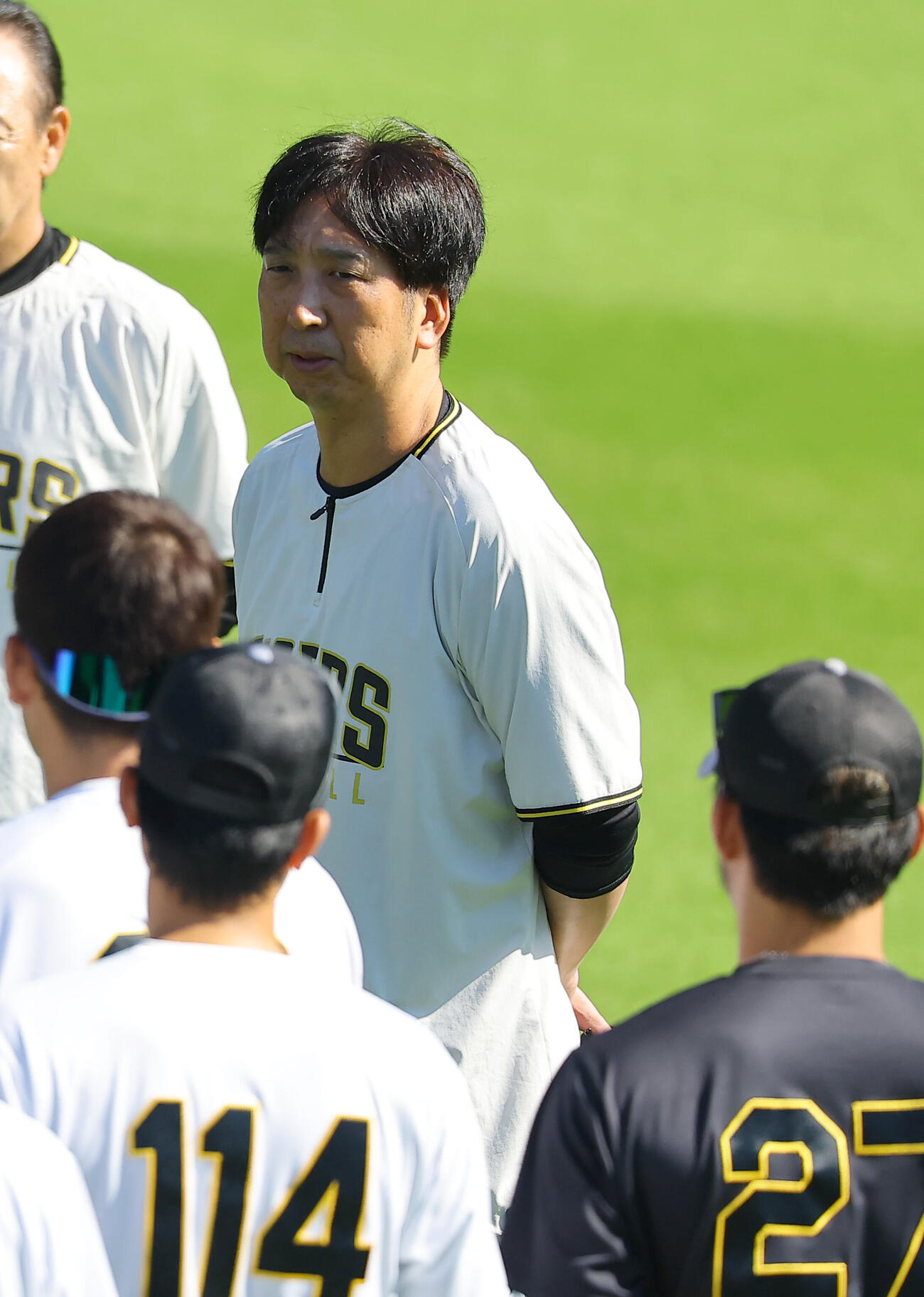 藤川球児監督は円陣を組んだナインに話をする（撮影・上田博志）