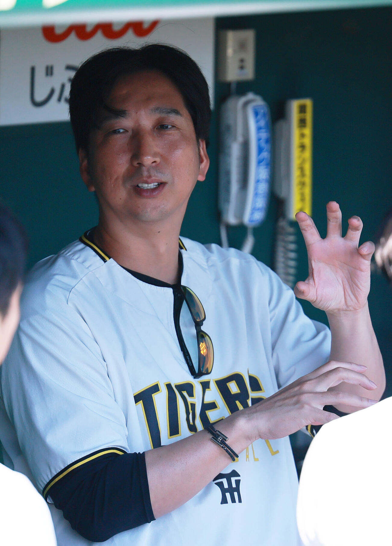 報道陣に話す阪神藤川球児監督（撮影・上山淳一）