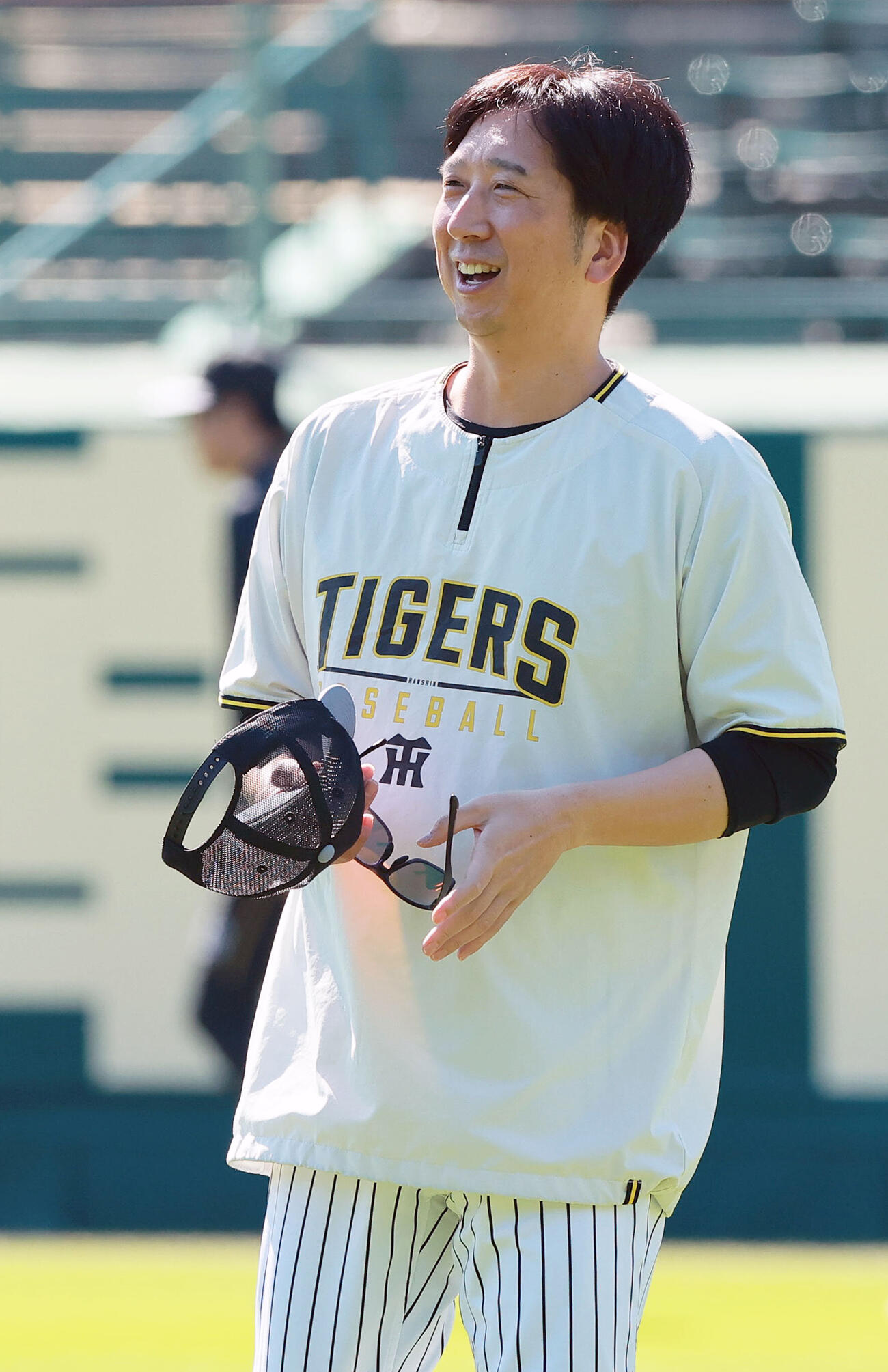 全体練習でリラックスした表情をみせる阪神藤川球児監督（撮影・上山淳一）