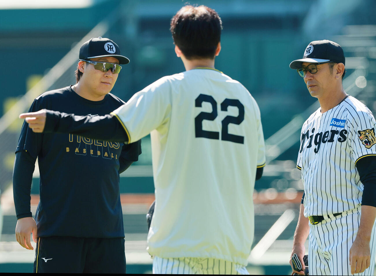 全体練習で阪神藤川球児監督（手前）の話を聞く大山悠輔（左）。右は田中秀太内野守備走塁コーチ（撮影・上山淳一）