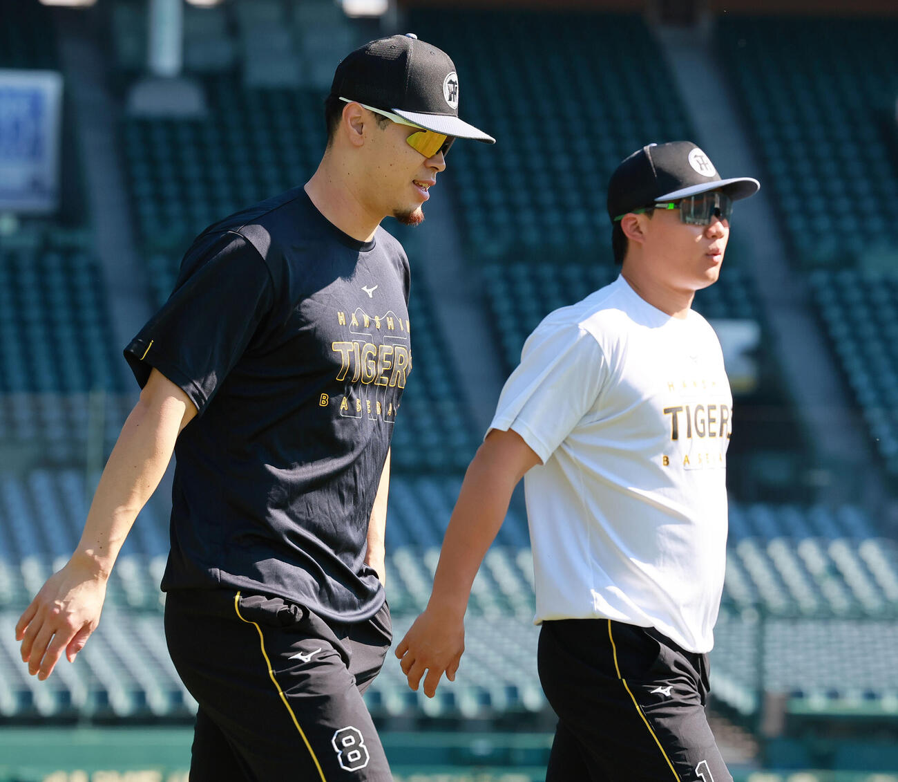 全体練習でグラウンドを移動する佐藤輝明（左）と森下翔太（撮影・上山淳一）