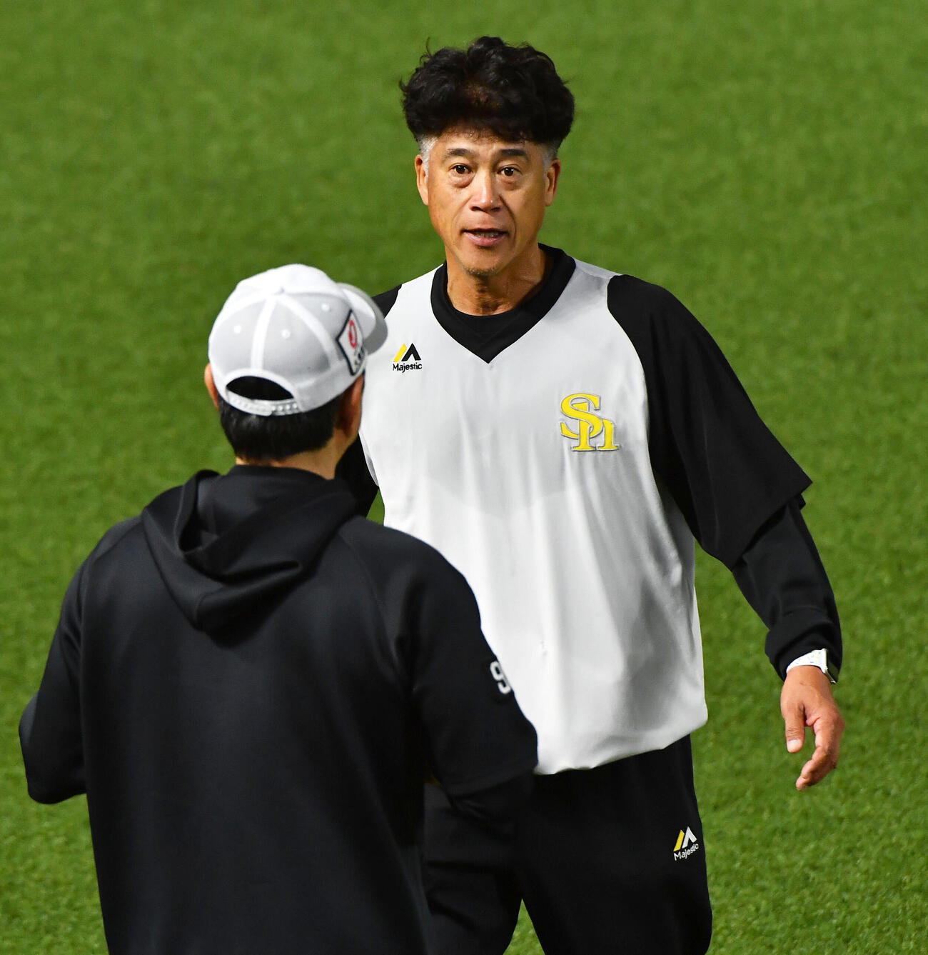 小久保裕紀監督（手前）と話すソフトバンク城島健司CBO（撮影・岩下翔太）
