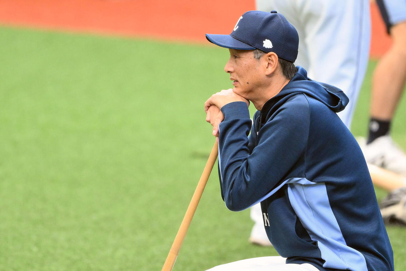 西武対日本ハム　試合前練習を見守る西武西口文也監督（撮影・滝沢徹郎）