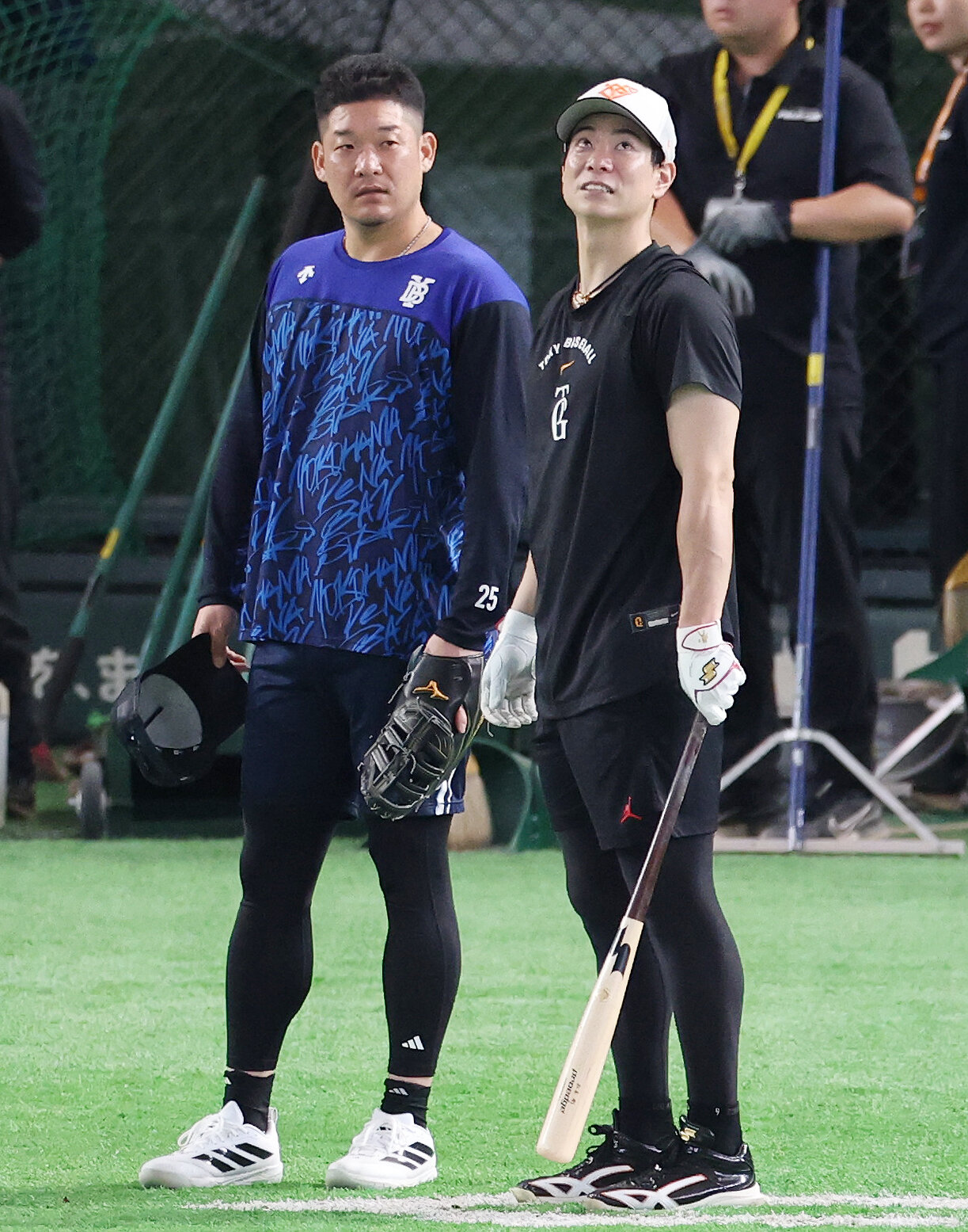 巨人対DeNA　試合前練習で言葉を交わすDeNA筒香嘉智（左）と巨人松本剛郎（撮影・宮地輝）