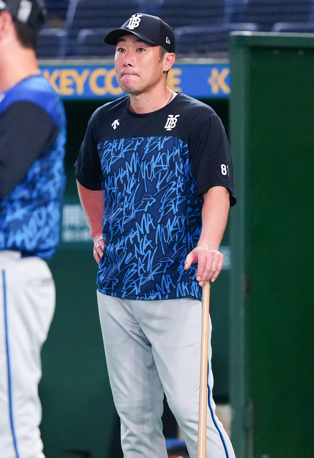 巨人対DeNA　試合前練習を見守るDeNA相川亮二監督（撮影・鈴木みどり）