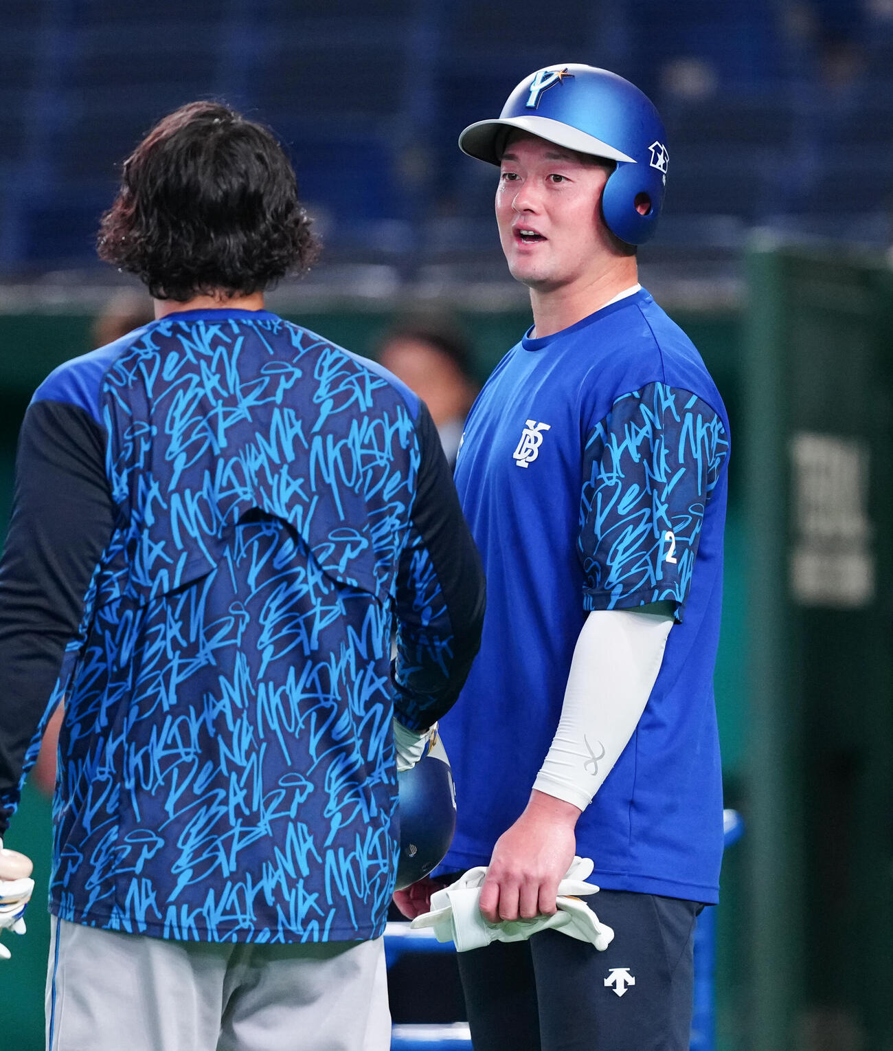 巨人対DeNA　試合前練習で宮崎敏郎（左）と話すDeNA牧秀悟（撮影・鈴木みどり）