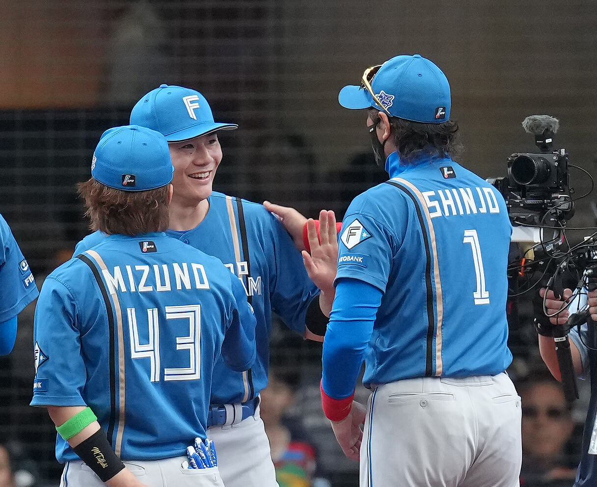 西武対日本ハム　試合前セレモニーで登場し、日本ハム新庄剛志監督（右）と笑顔でタッチを交わす清宮幸太郎（撮影・足立雅史）