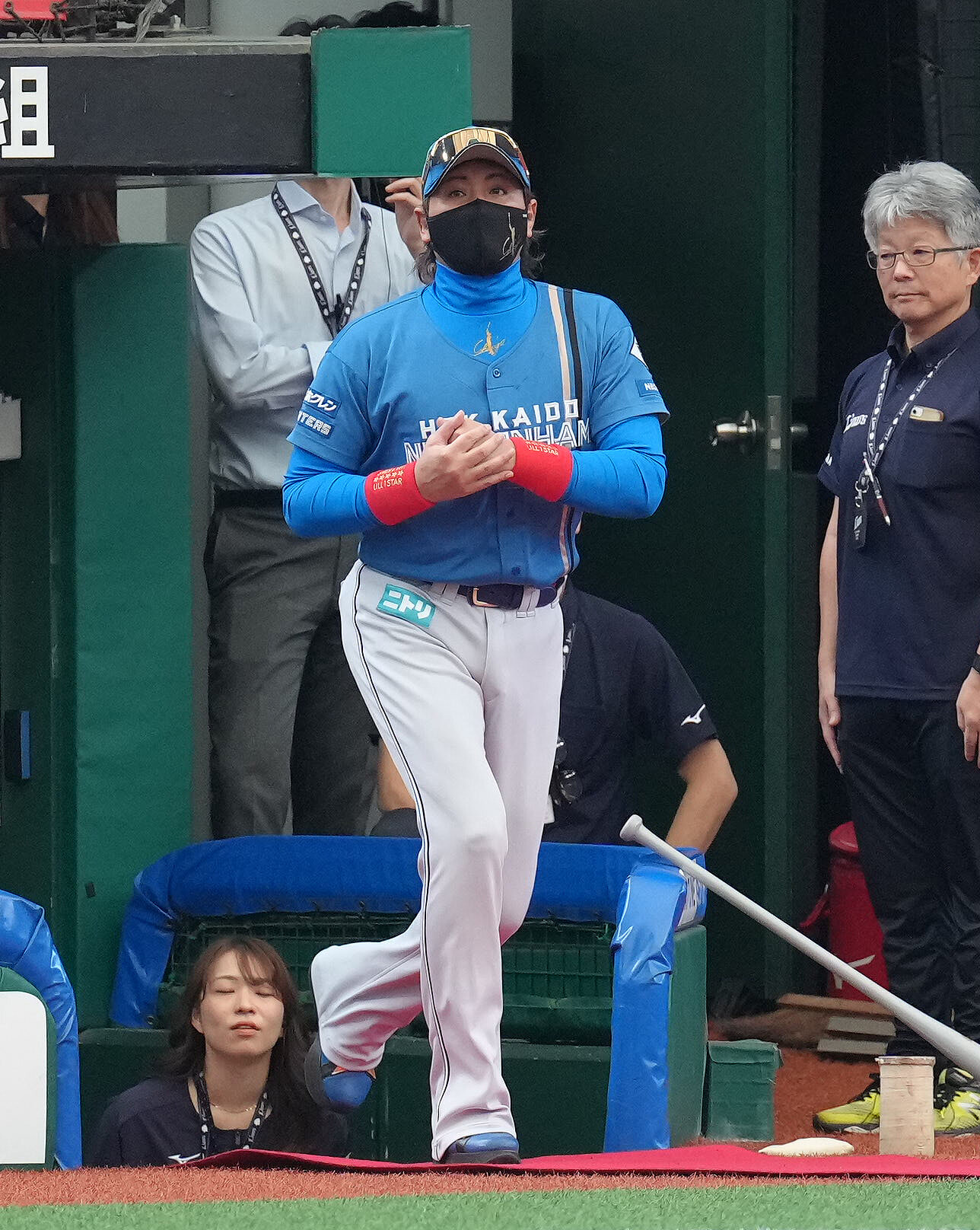 西武対日本ハム　試合前セレモニーに臨む日本ハム新庄剛志監督（撮影・足立雅史）