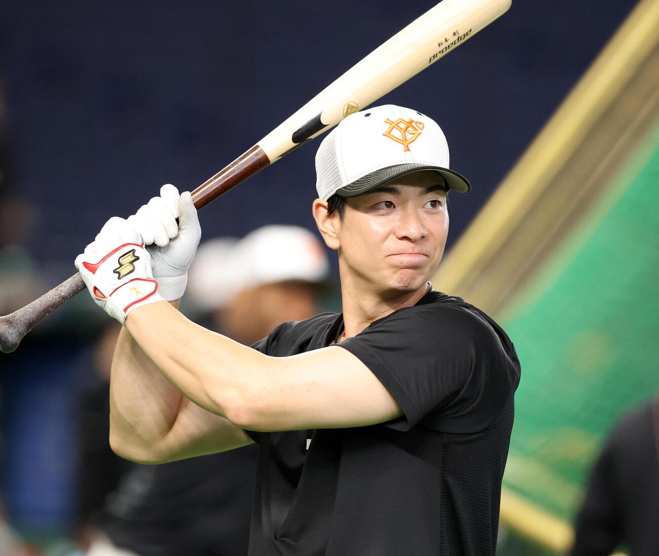 巨人対DeNA　笑みを浮かべてバットと構えるる巨人松本剛（撮影・浅見桂子）